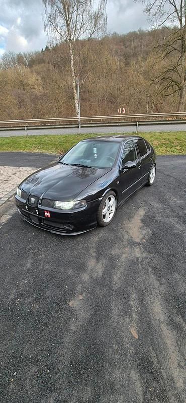 Second-hand Seat Leon 105 CP (77 kW) 2004 Negru Hatchback