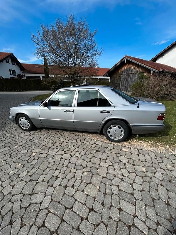 Usata Mercedes E250 113 CV (83 kW) 1994 Argento Berlina