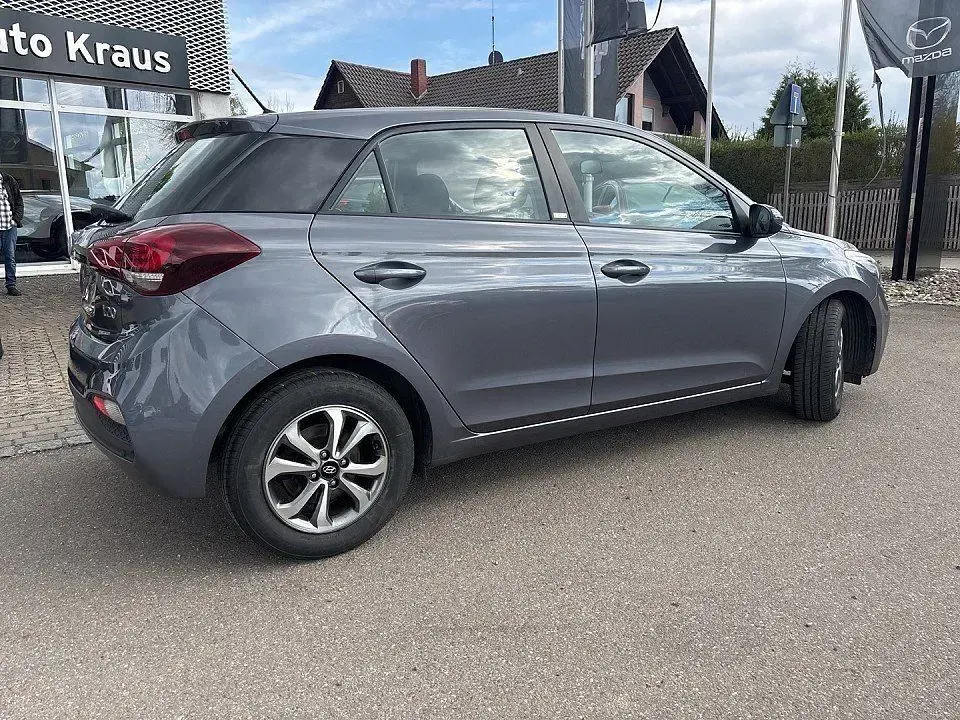 Gebraucht Hyundai i20 Trend 101 PS (74 kW) 2020 Grau Kleinwagen