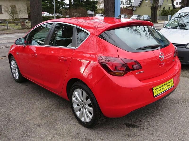 Gebraucht Opel Astra Innovation 125 PS (91 kW) 2012 Power rot/traffic red ral3020 Kleinwagen