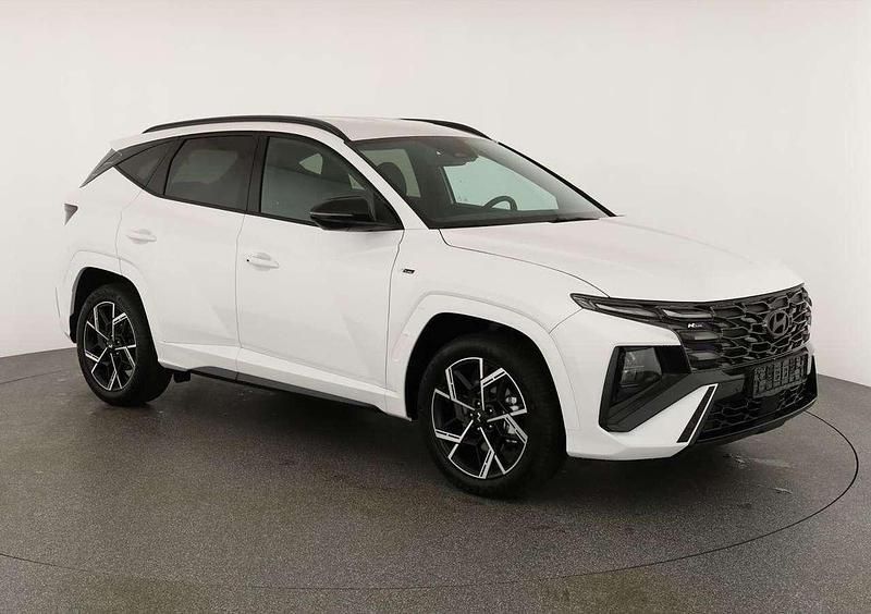Serenity white metallic Neu 2025 Hyundai Tucson N Line SUV | 34.595 € (Fairer Preis) - Bild 1/4