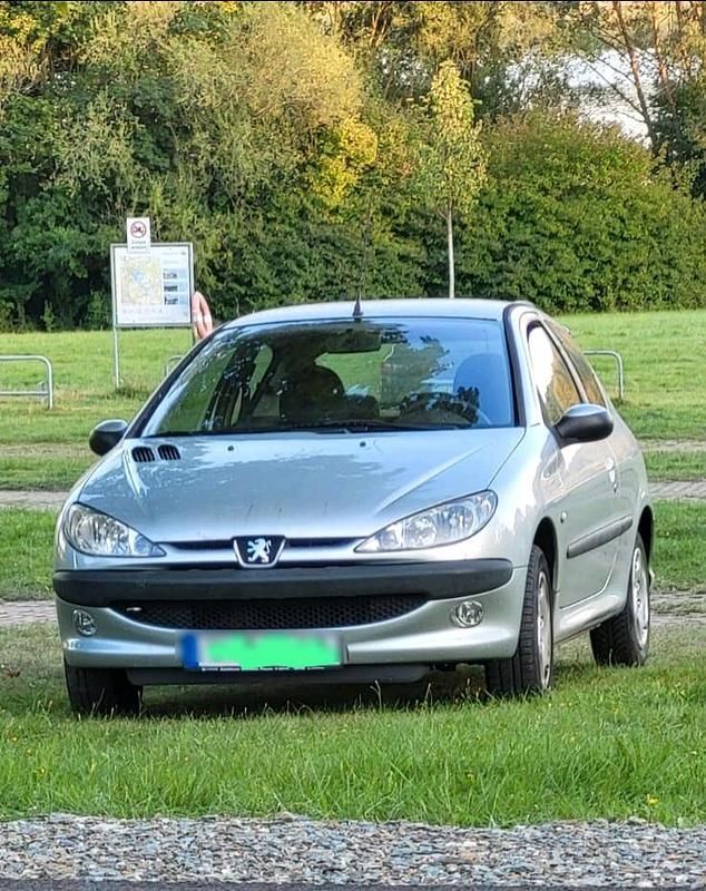 Grau Gebraucht 2003 Peugeot 206 Kleinwagen | 850 € (Guter Preis) - Bild 1/4