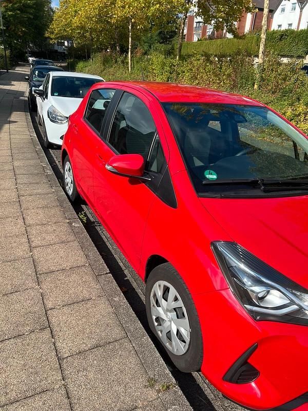 Rot Gebraucht 2017 Toyota Yaris Limousine | 9.000 € (Fairer Preis) - Bild 1/4