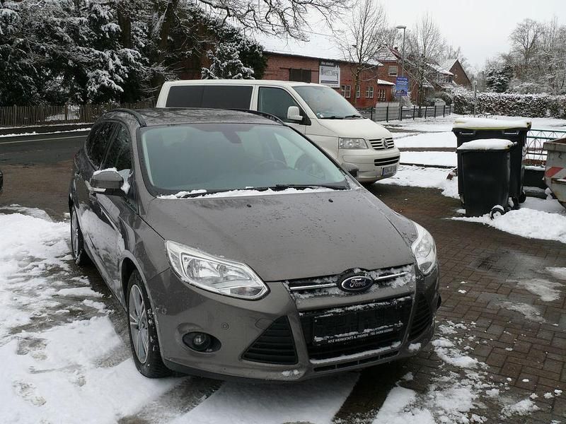 Gebraucht Ford Focus Champions Edition 101 PS (74 kW) 2013 Braun Limousine