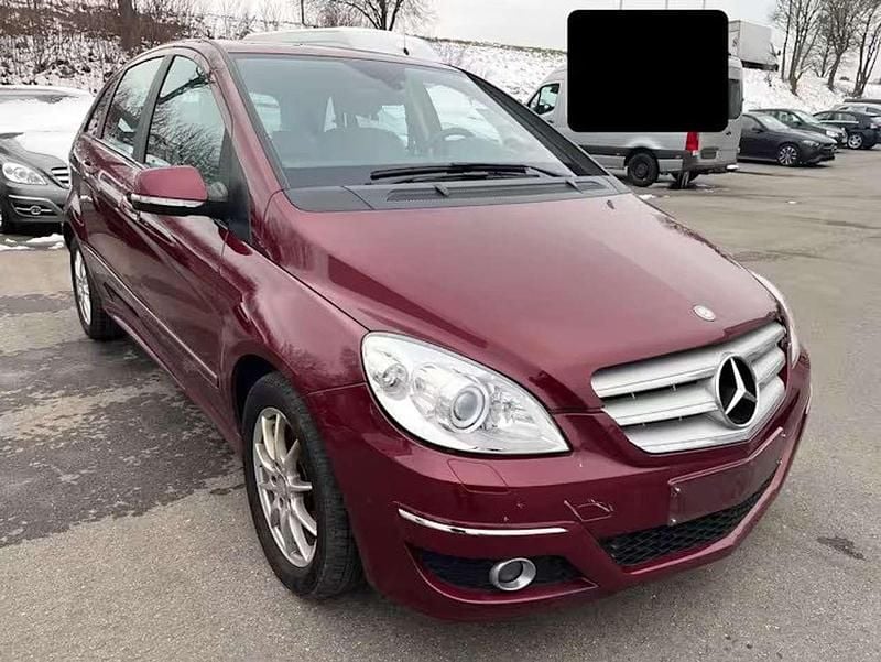 Gebraucht Mercedes B200 136 PS (100 kW) 2011 Rot Van / Kleinbus