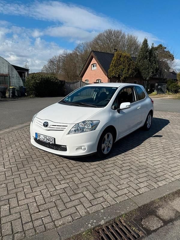 Gebraucht Toyota Auris 96 PS (70 kW) 2012 Weiß Kleinwagen