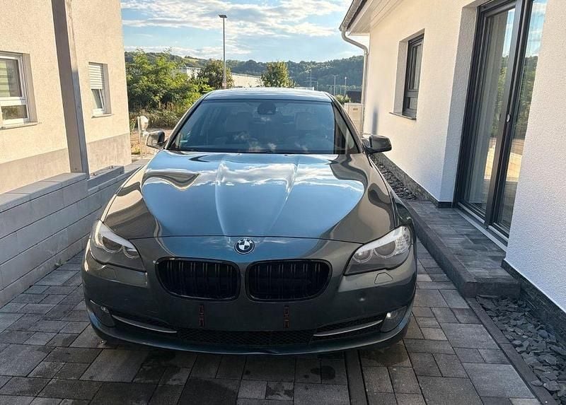Grün Gebraucht 2011 BMW 525 Limousine | 6.800 € (Superpreis) - Bild 1/4