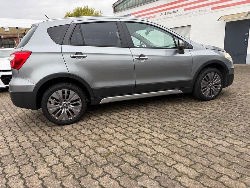 Grau Gebraucht 2015 Suzuki SX4 S-Cross Comfort SUV | 5.799 € (Fairer Preis) - Bild 1/4