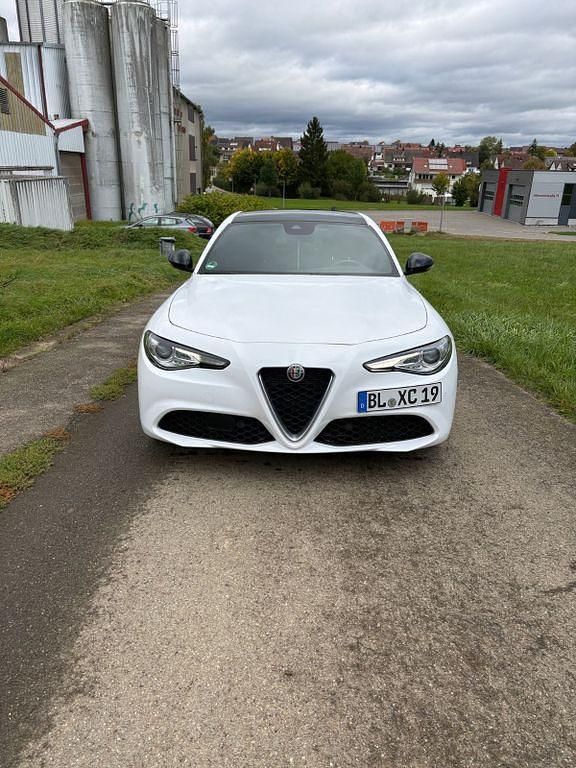 Weiß Gebraucht 2022 Alfa Romeo Giulia Veloce Limousine | 31.950 € (Fairer Preis) - Bild 1/4