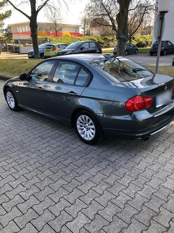 Grau Gebraucht 2009 BMW 318 Limousine | 4.490 € (Fairer Preis) - Bild 1/4