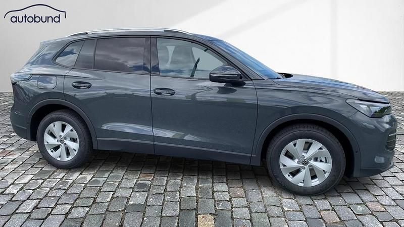 Gebraucht VW Tiguan Advance 150 PS (110 kW) 2024 Grau / delfingrau SUV