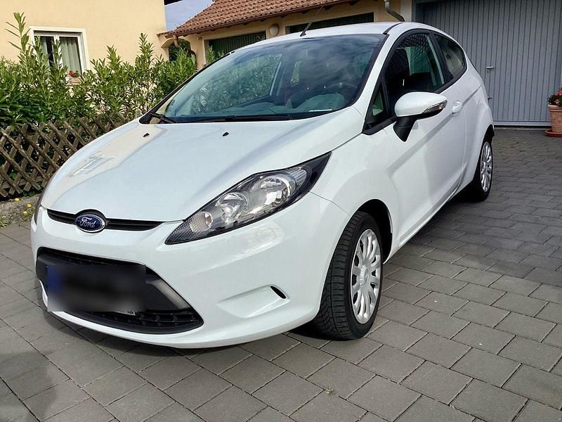 Weiß Gebraucht 2011 Ford Fiesta Ambiente Kleinwagen | 6.799 € - Bild 1/4