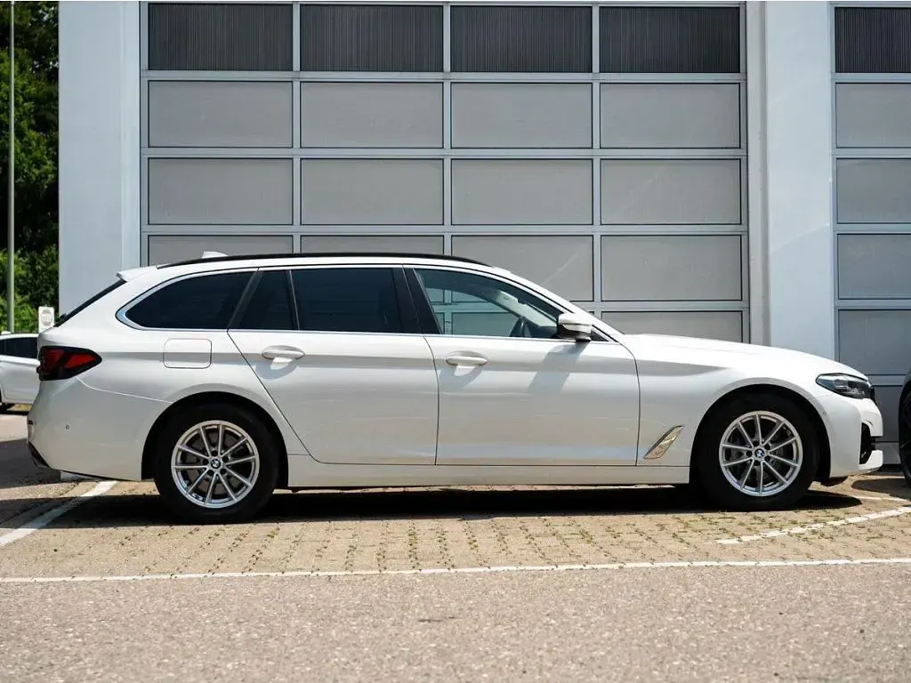 Gebraucht BMW 530 Sport Line 286 PS (210 kW) 2023 Mineralweiß metallic (metallic) Kombi