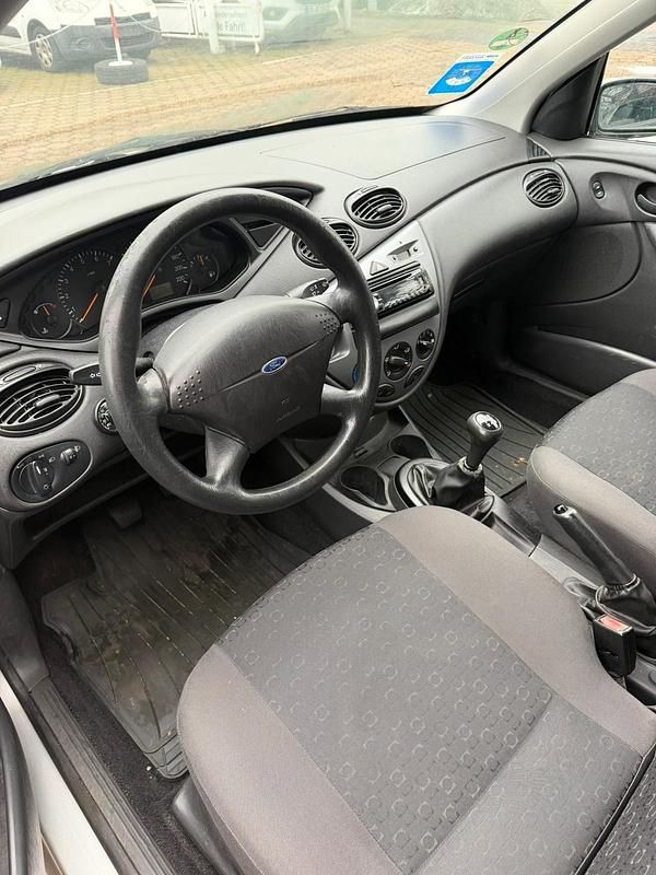 Grau Gebraucht 2002 Ford Focus Kombi | 500 € (Superpreis) - Bild 1/4