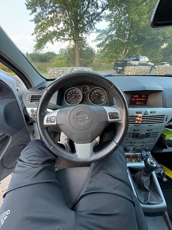 Gebraucht Opel Astra GTC 90 PS (66 kW) 2010 Weiß Kleinwagen