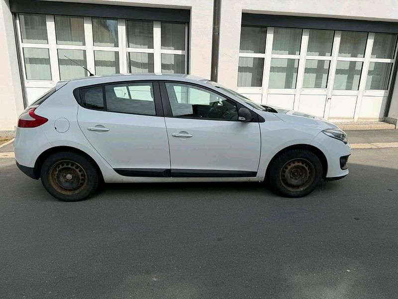 Gebraucht Renault Mégane 110 PS (80 kW) 2014 Weiß Limousine