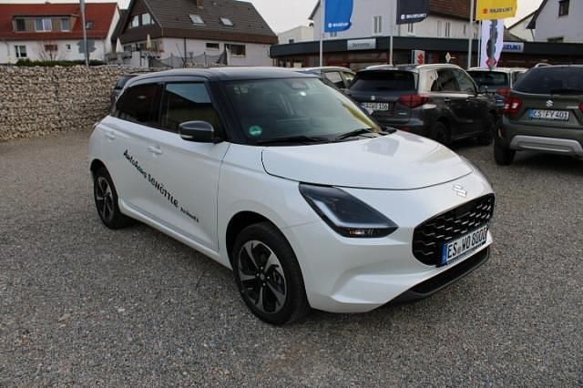 Weiss Gebraucht 2025 Suzuki Swift Comfort+ Kleinwagen | 20.999 € (Etwas zu teuer) - Bild 1/4