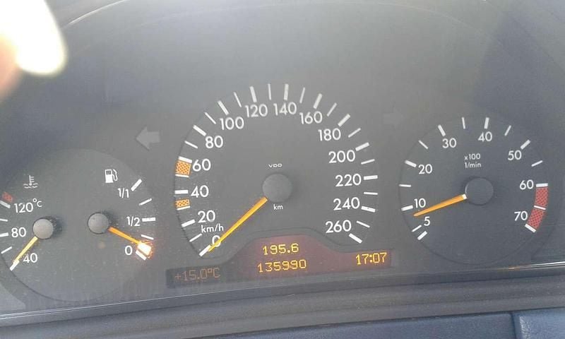 Gebraucht Mercedes E320 Elegance 220 PS (161 kW) 1998 Blau Limousine