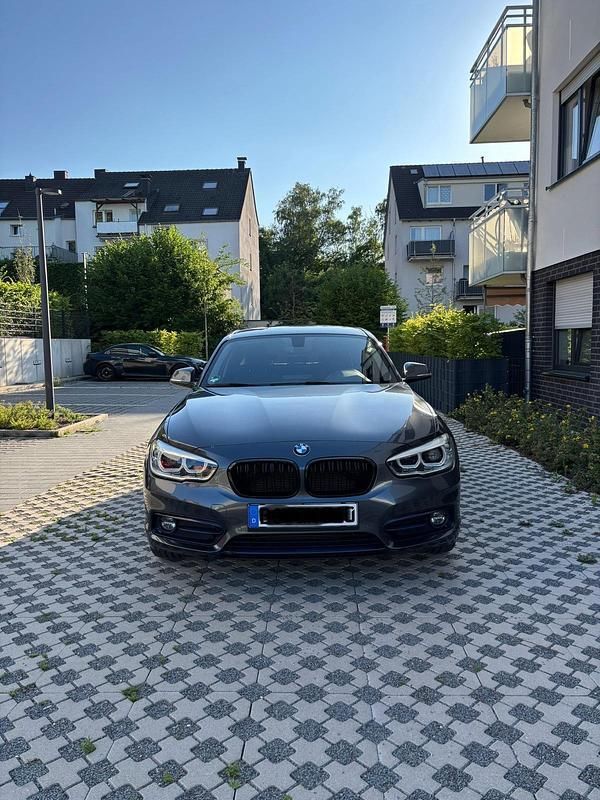 Grau Gebraucht 2017 BMW 118 M Sport Kleinwagen | 14.000 € (Guter Preis) - Bild 1/4