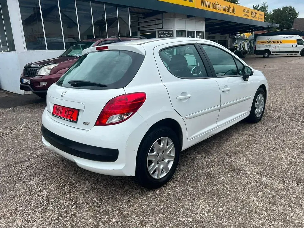 Gebraucht Peugeot 207 95 PS (69 kW) 2011 Weiß Limousine