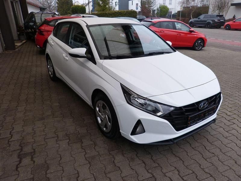 Weiß Gebraucht 2021 Hyundai i20 Limousine | 13.390 € (Fairer Preis) - Bild 1/4