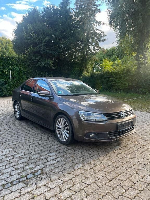 Braun Gebraucht 2012 VW Jetta Highline Limousine | 6.200 € (Fairer Preis) - Bild 1/4