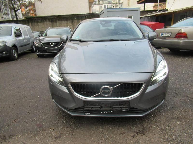 Grau Gebraucht 2017 Volvo V40 Momentum Limousine | 9.690 € (Fairer Preis) - Bild 1/4