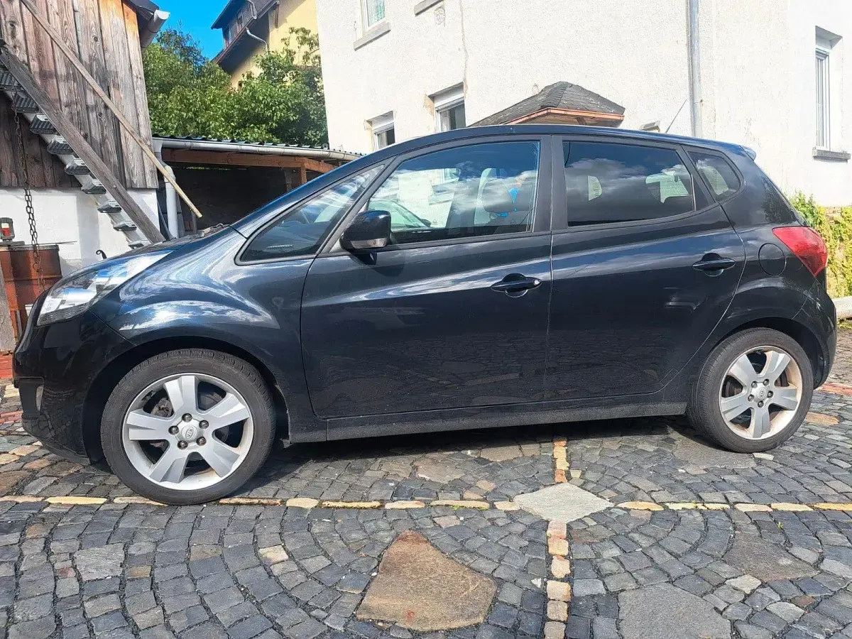 Gebraucht Kia Venga 128 PS (94 kW) 2011 Schwarz Kleinwagen