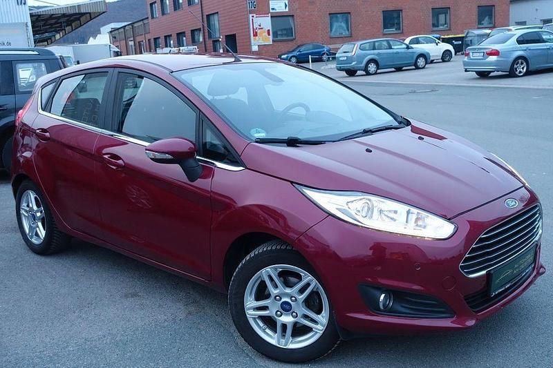 Gebraucht Ford Fiesta Titanium 80 PS (58 kW) 2014 Rot Kleinwagen