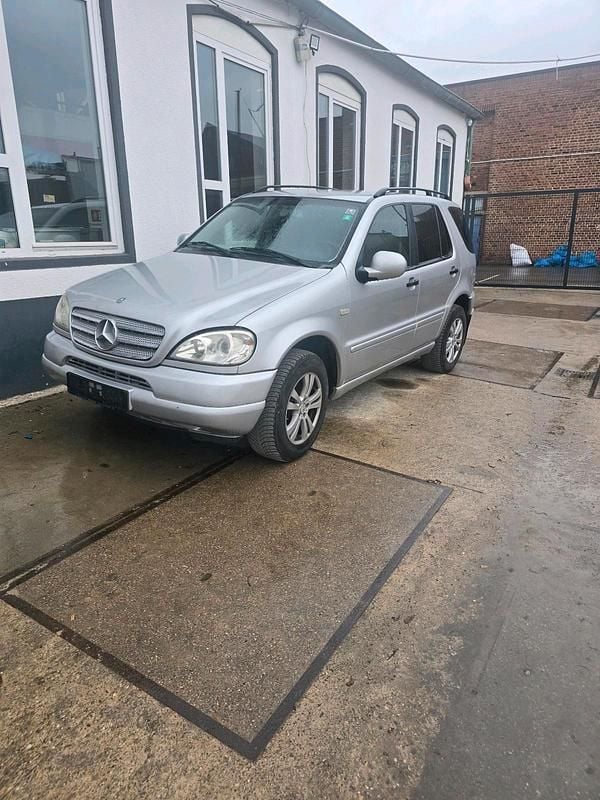 Silber Gebraucht 2000 Mercedes ML270 SUV | 2.700 € (Guter Preis) - Bild 1/4