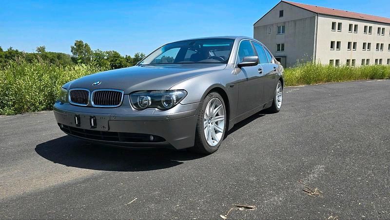 Grau Gebraucht 2002 BMW 745 Limousine | 4.555 € (Fairer Preis) - Bild 1/4