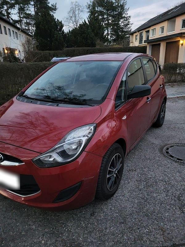 Gebraucht Hyundai ix20 90 PS (66 kW) 2011 Rot Kleinwagen