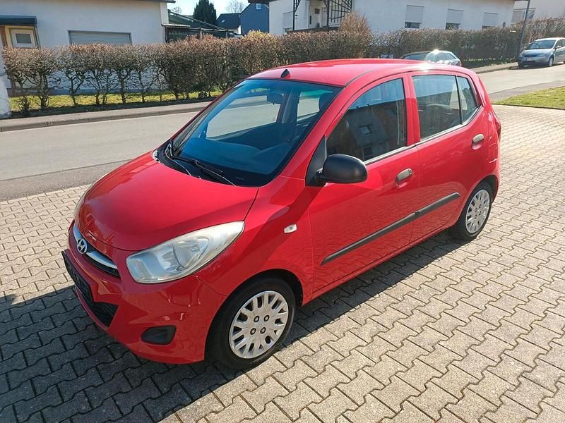 Gebraucht Hyundai i10 70 PS (51 kW) 2011 Rot Kleinwagen