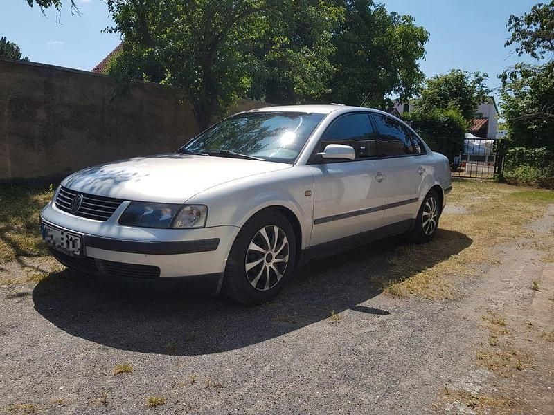 Silber Gebraucht 1998 VW Passat Basis Limousine | 650 € (Superpreis) - Bild 1/4