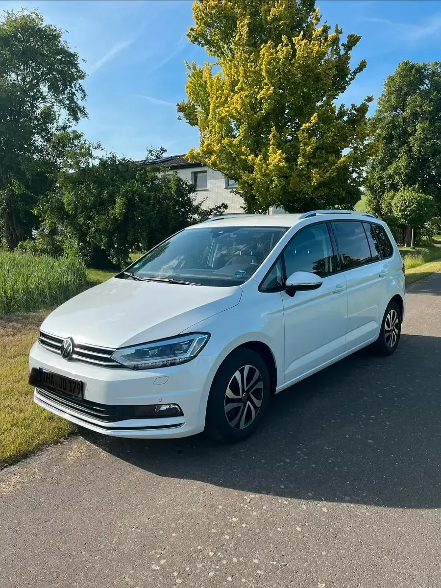 Gebraucht VW Touran 150 PS (110 kW) 2021 Weiß Van / Kleinbus