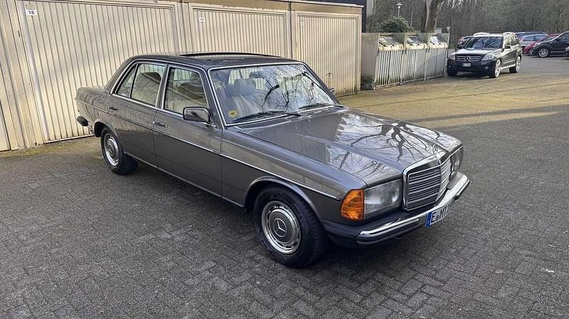 Gebraucht Mercedes E230 136 PS (100 kW) 1982 Grau Limousine