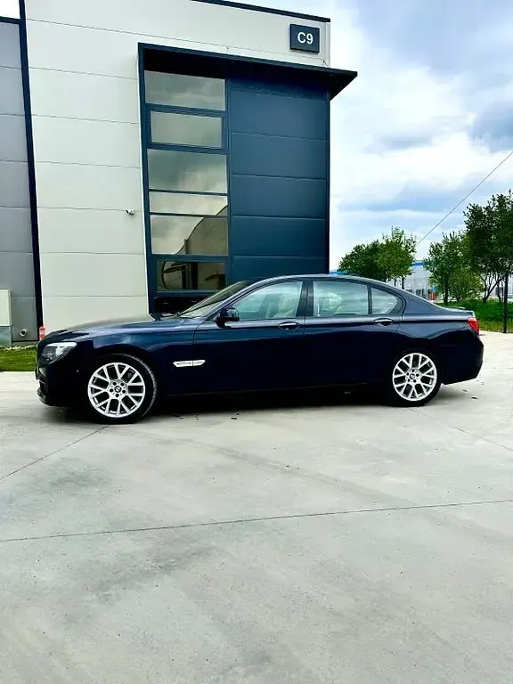 Second-hand BMW 750 Performance 408 CP (300 kW) 2011 Albastru Berlinǎ