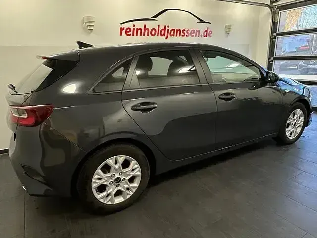 Usado Kia Ceed 101 CV (74 kW) 2024 Gris Utilitario