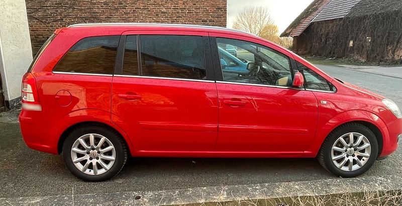 Gebraucht Opel Zafira 115 PS (84 kW) 2012 Rot Van / Kleinbus