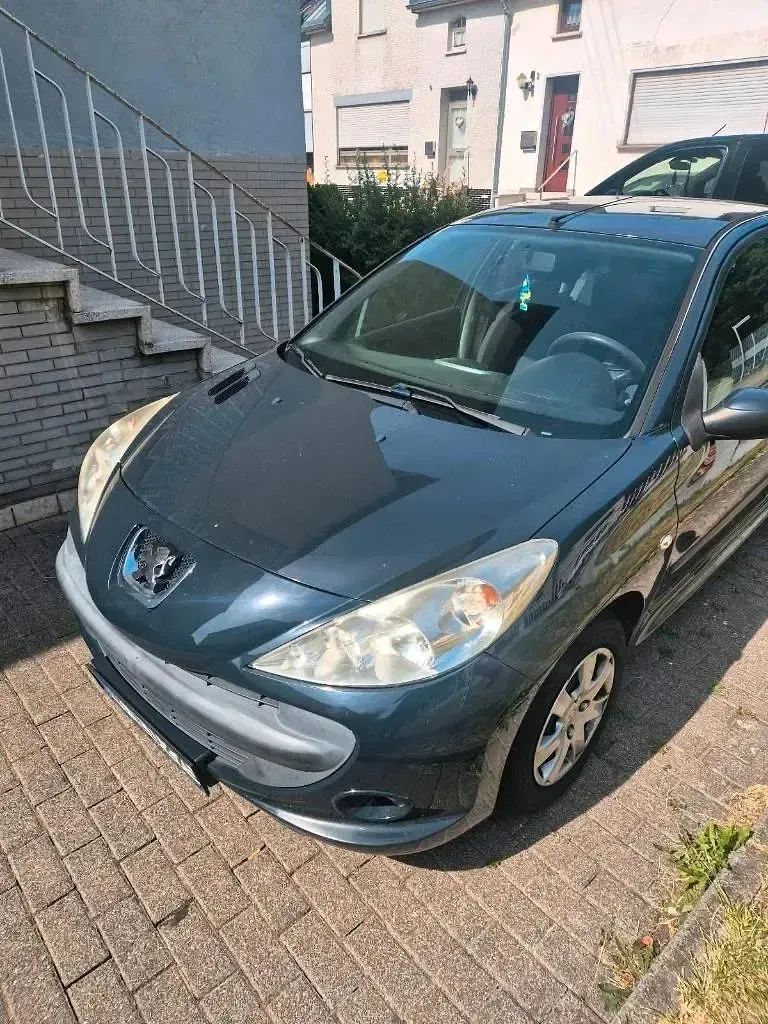 Gebraucht Peugeot 206+ 77 PS (56 kW) 2009 Grau Kleinwagen