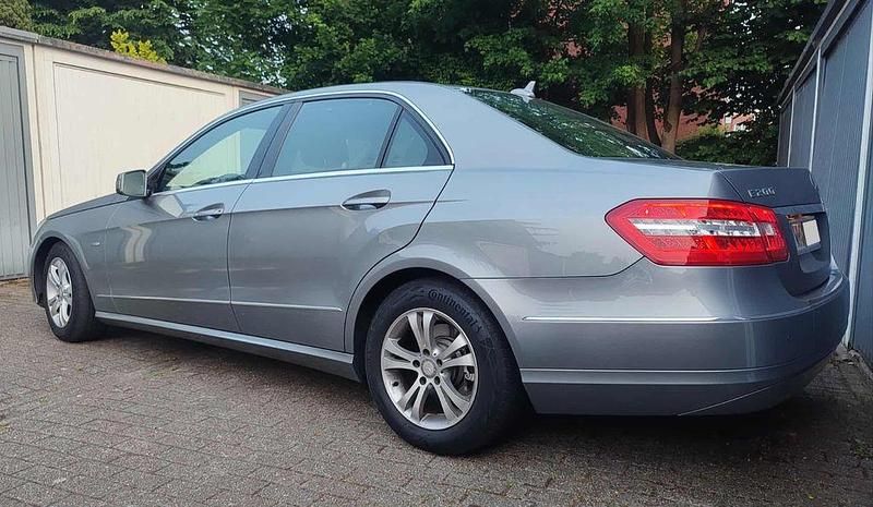 Gebraucht Mercedes E200 Avantgarde 136 PS (100 kW) 2011 Grau Limousine