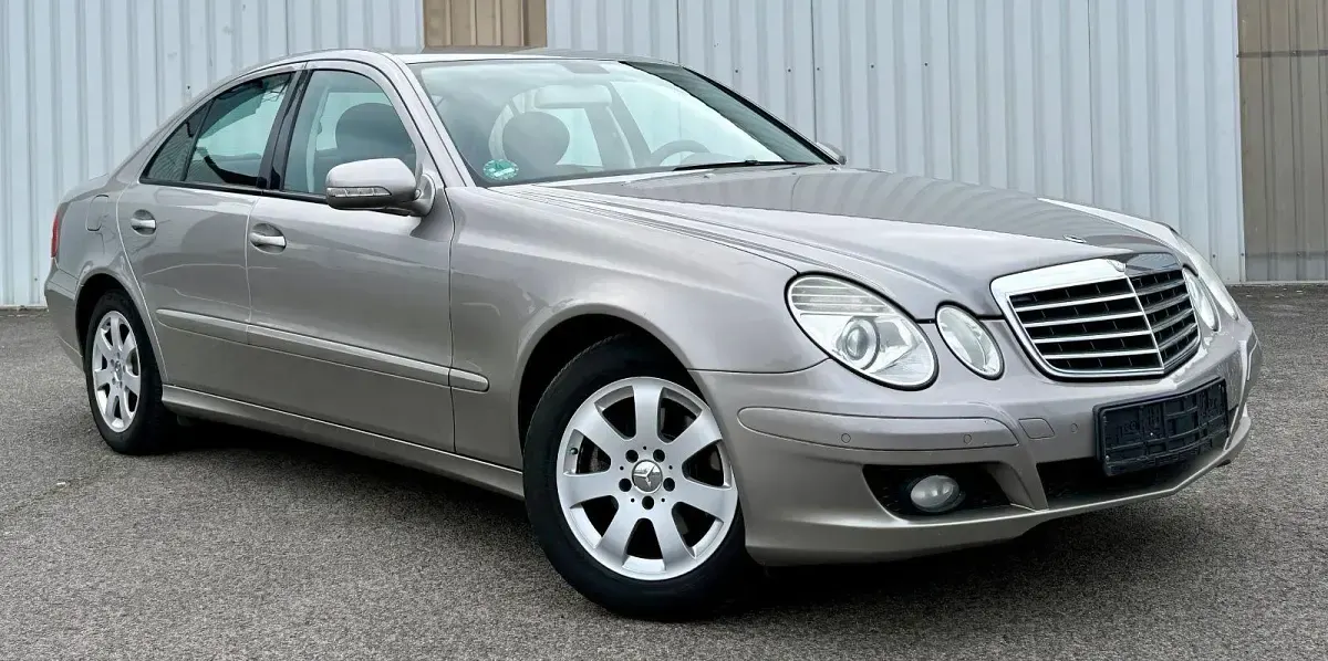 Usado Mercedes E200 Elegance 136 CV (100 kW) 2008 Gris Berlina
