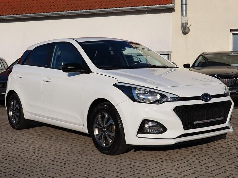 Weiß Gebraucht 2020 Hyundai i20 Advantage Limousine | 11.990 € (Fairer Preis) - Bild 1/4