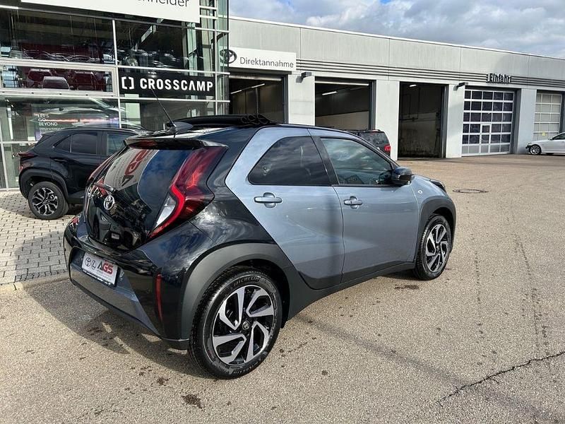 Neu Toyota Aygo X 72 PS (52 kW) 2025 Grau SUV
