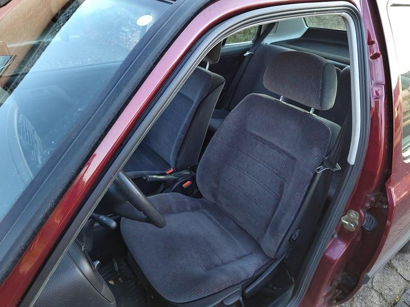 Gebraucht VW Vento 75 PS (55 kW) 1993 Rot Limousine