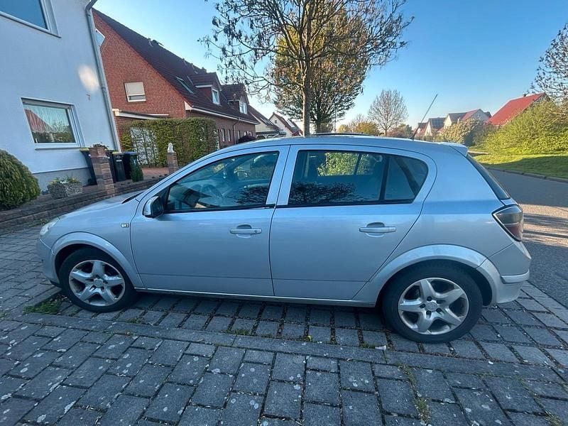 Gebraucht Opel Astra 116 PS (85 kW) 2008 Silber Kleinwagen