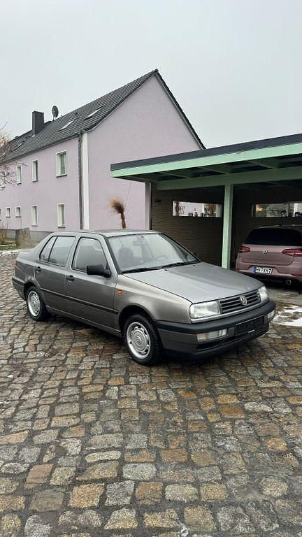 Gebraucht VW Vento 75 PS (55 kW) 1993 Grau Limousine