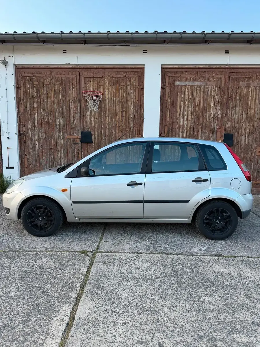 Gebraucht Ford Fiesta 69 PS (50 kW) 2004 Grau Kleinwagen
