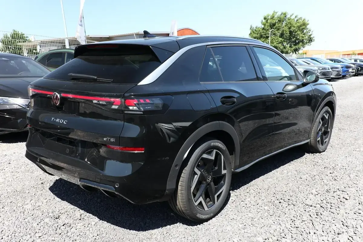 Neu VW T-Roc R-line 150 PS (110 kW) 2026 Grenadilla black metallic SUV