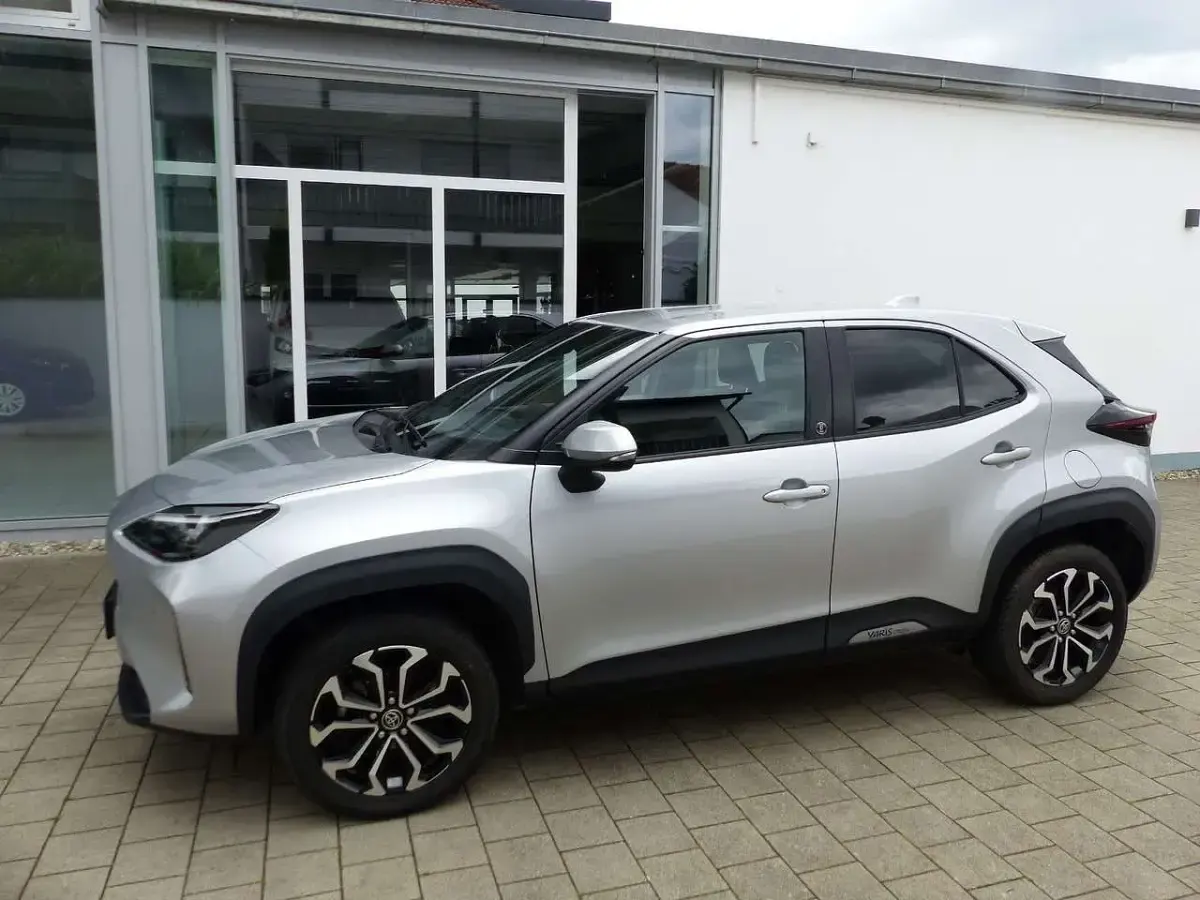 Gebraucht Toyota Yaris Cross 116 PS (85 kW) 2023 Silber SUV